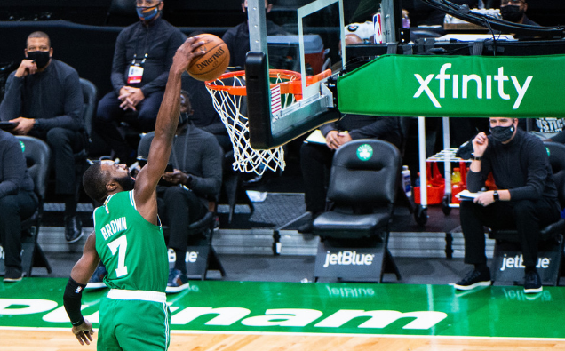  凯尔特人豪取十连胜领跑  